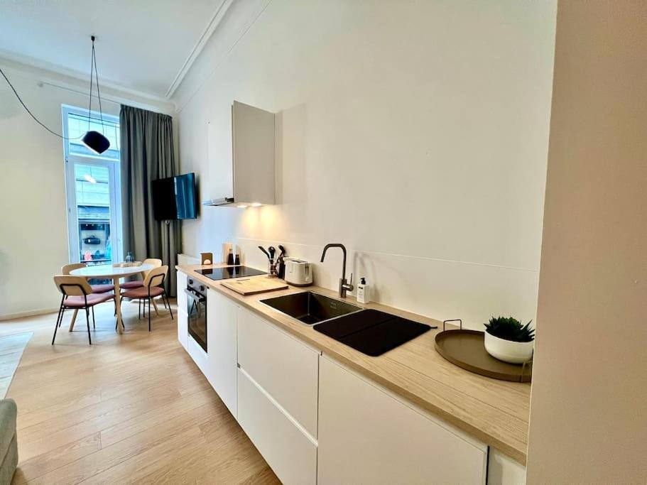 L'Escapade Chic - Cathedrale, Saint Lambert Apartment เลียจ ภายนอก รูปภาพ
